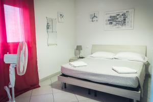 Un dormitorio con una cama y una cortina roja. en Pisacentro Guest House, en Pisa