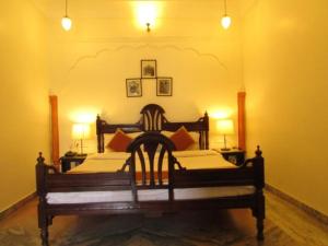 Una cama o camas en una habitación de Vinayak Guest House