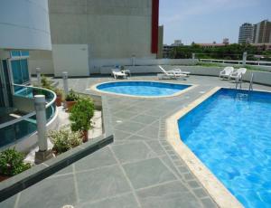 ein Pool auf dem Dach eines Gebäudes in der Unterkunft Apartamento con Piscina Cartagena en el Laguito Bocagrande in Cartagena de Indias