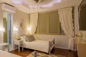 una camera con letto e finestra di Hotel Monaguillo de Getsemaní a Cartagena de Indias