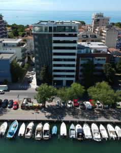 un groupe de bateaux est garé dans un port de plaisance dans l'établissement Aparthotel Miramare, à Grado