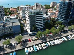 eine Luftansicht einer Stadt mit Booten im Hafen in der Unterkunft Aparthotel Miramare in Grado