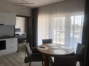 Η κουζίνα ή μικρή κουζίνα στο Apartament LUX Gray basen, SPA Pięć Mórz Sianożęty +4 φωτογραφίες