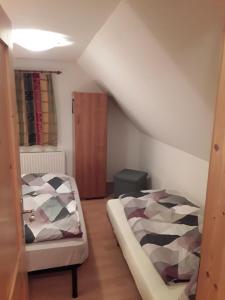 Łóżko lub łóżka w pokoju w obiekcie Ferienhaus Bionda