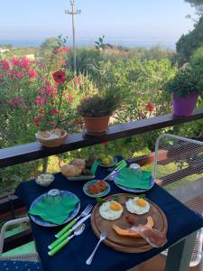 サンタ・ドメーニカにあるB&B A casa di Picciの青い布の上に卵と食べ物をかけたテーブル