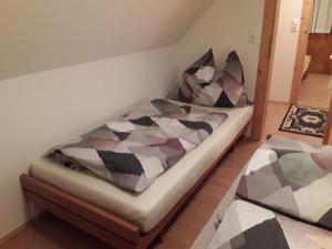 Łóżko lub łóżka w pokoju w obiekcie Ferienhaus Bionda