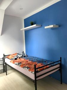 Rúm í herbergi á B-Hostel