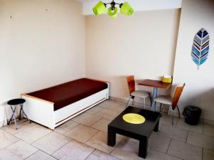 a small room with a bed and a table at Apartamentos Itati in General Sarmiento
