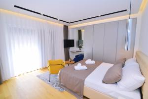 sypialnia z łóżkiem i żółtym krzesłem w obiekcie Apartments in Villa Ziza, rooftop swimming pool w mieście Opatija +37 zdjęć