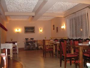 Dom Wypoczynkowy Podhalankaにあるレストランまたは飲食店