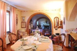 Reštaurácia alebo iné gastronomické zariadenie v ubytovaní Rustico la Pioppeta