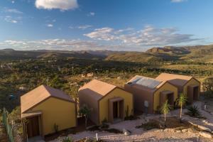 戈亞斯州上帕萊索的住宿－Vila Toá，沙漠中房屋的空中景观