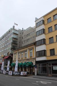 a group of buildings on a city street at Apartment Widbominkulma in Pori