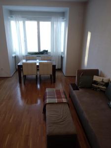 ein Wohnzimmer mit einem Sofa und einem Tisch in der Unterkunft Apartment Widbominkulma in Pori