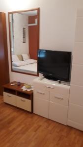 Μια τηλεόραση ή/και κέντρο ψυχαγωγίας στο Villa Šjor Room-Delux- with a modern bathroom- - Primosten -Lokvice 6 +21 φωτογραφίες