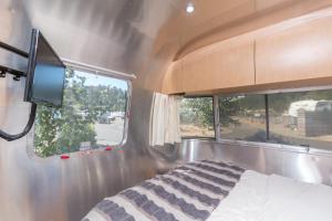 Postel nebo postele na pokoji v ubytování Hart’s Camp Airstream Hotel & RV Park