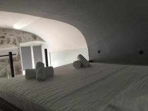 - une chambre blanche avec un grand lit dans l'établissement Amfora, à Opatija