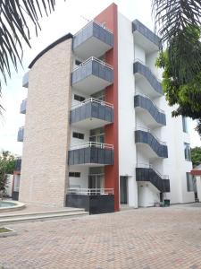 通苏帕Hotel Almond Beach的公寓大楼的一侧设有阳台。