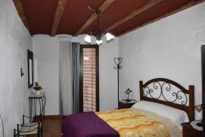 una camera da letto con un letto e una grande finestra di CASA RURAL XERT - CARMETA a Xert