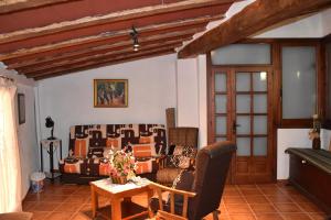 un soggiorno con un divano e un tavolo di CASA RURAL XERT - CARMETA a Xert
