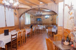 Reštaurácia alebo iné gastronomické zariadenie v ubytovaní Hostal Tribal