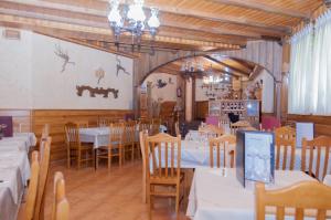 a dining room with tables and chairs in a restaurant at Hostal Tribal in Puebla de Sanabria