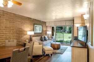 ein Wohnzimmer mit einem Sofa und einem Tisch in der Unterkunft Sandstone Creek Club Condominiums in Vail