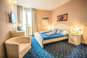 Llit o llits en una habitació de Borgo dei Poeti Romantik Hotel