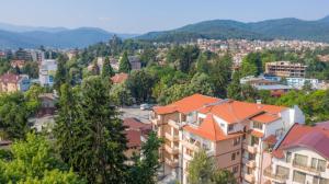 uitzicht op een stad met bomen en gebouwen bij Madini apartment in Velingrad