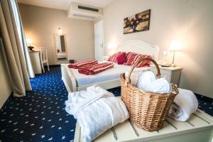 Llit o llits en una habitació de Borgo dei Poeti Romantik Hotel