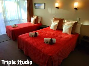 Postel nebo postele na pokoji v ubytování Cranford Oak Motel
