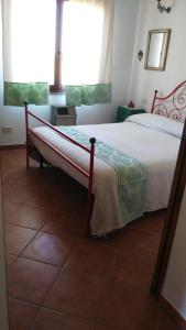 1 dormitorio con cama y ventana en S'orrosa casa vacanze in montagna panorama stupendo Sardegna en Seùlo
