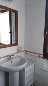 Bilik mandi di S'orrosa casa vacanze bifamiliare in montagna panorama stupendo Sardegna