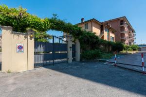 una puerta frente a un edificio sin señal de estacionamiento en Villa Mery, en Casale Monferrato