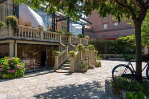 ein Gebäude mit einer Treppe und Blumen im Innenhof in der Unterkunft Villa Mery in Casale Monferrato