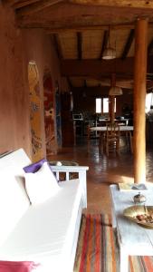 卡奇的住宿－La Chakana，客房设有白色的床和桌椅。