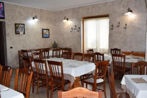 A restaurant or other place to eat at Il Raduno
