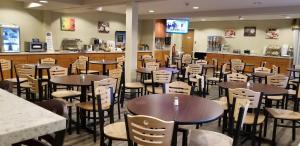 un restaurante con mesas y sillas y un bar en Baymont by Wyndham Seattle/Kirkland WA en Kirkland