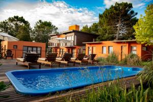 The swimming pool at or close to Cabañas Marjumi