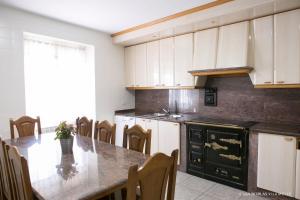 A kitchen or kitchenette at Casa Borlas