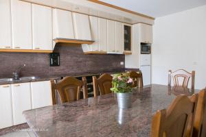 A kitchen or kitchenette at Casa Borlas