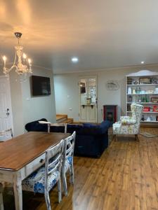 a living room with a table and a blue couch at Hostel Chaman in Osorno