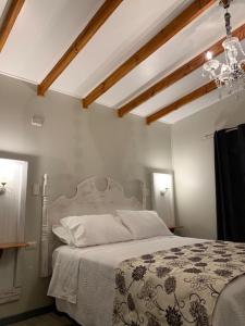奧索爾諾的住宿－Hostel Chaman，卧室配有带白色棉被的床