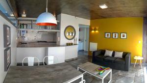 un soggiorno con un divano e un tavolo di Depto 18 las Marías a San Salvador de Jujuy Altre 9 foto