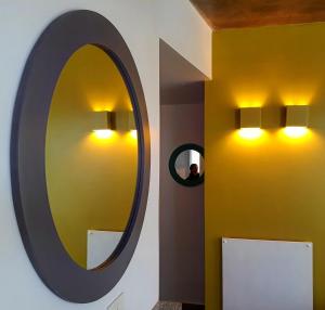 uno specchio in bagno con un uomo che scatta una foto di Depto 18 las Marías a San Salvador de Jujuy