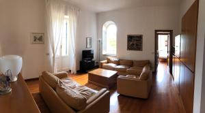 uma sala de estar com dois sofás e uma televisão em Large Apartment (3 bedrooms - 2 bathrooms), 50 meters from the beach em Paraggi