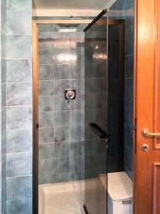 Bathroom sa Large Apartment (3 bedrooms - 2 bathrooms), 50 meters from the beach