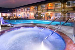 una gran bañera de hidromasaje en la piscina del hotel en Days Inn by Wyndham Lebec en Grapevine