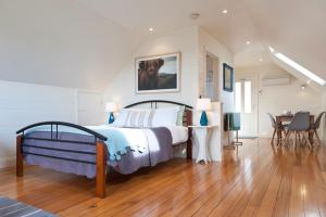 1 dormitorio con 1 cama, mesa y sillas en Loft Over The Vines en Richmond