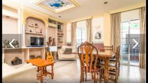 Una sala de estar con una mesa de comedor y un sofá. en Casa La Guitarra, en Nerja